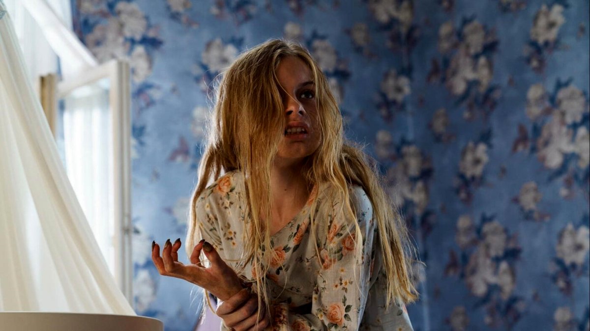 Photo from the movie Hatching