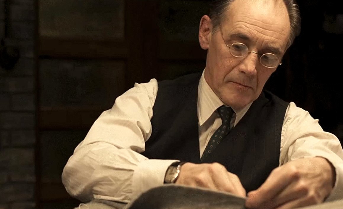 Photo from the movie The Outfit