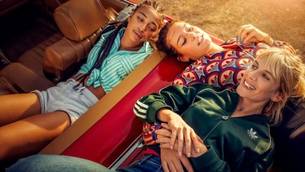 Photo from the movie Wingwomen