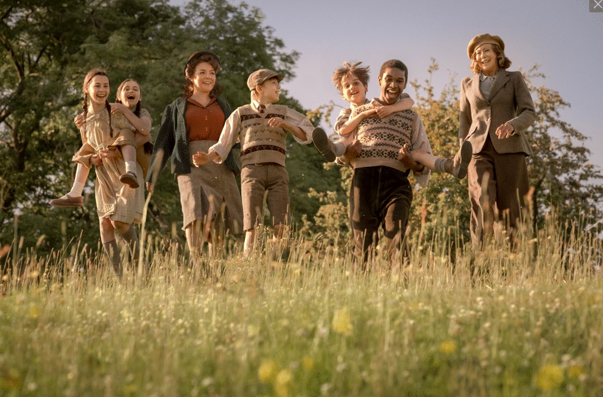 Photo from the movie The Railway Children Return