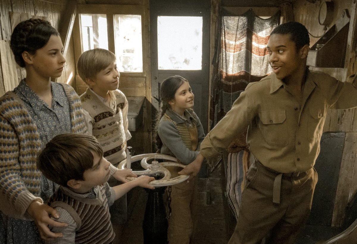 Photo from the movie The Railway Children Return