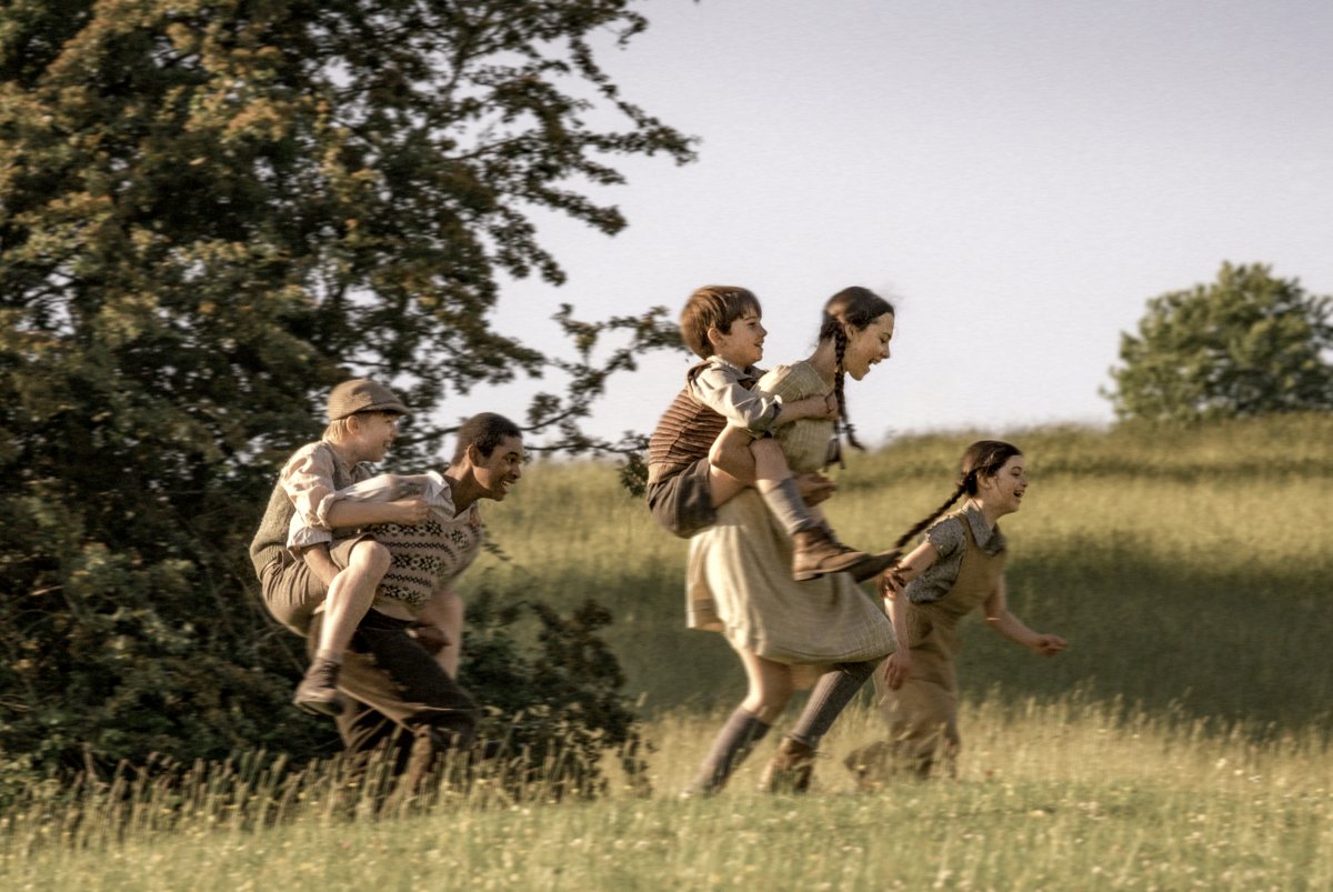Photo from the movie The Railway Children Return