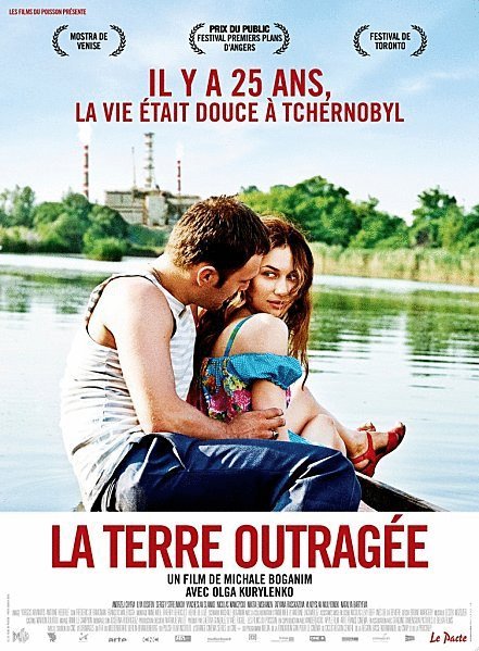 L'affiche du film La Terre outragée [2011]